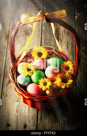 Colorate le uova di pasqua nel cestello Foto Stock