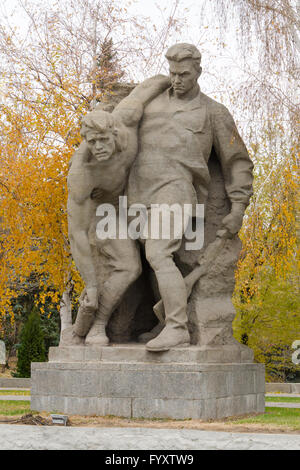 Gruppo scultoreo quot;avendo superato abbiamo sconfitto deathquot; nella piazza degli Eroi storico complesso memoriale quot;a eroi di Foto Stock