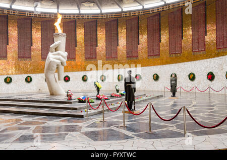 Vista della sala della gloria Militare, Guardia d'onore e la fiamma eterna nella storica-complesso memoriale quot;a eroi del B Foto Stock