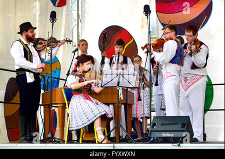 Praga, Repubblica Ceca. Mercato di pasqua nella Piazza della Città Vecchia. Cantanti e musicisti in costume di eseguire brani di musica tradizionale sul palco Foto Stock