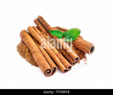 La cannella in polvere e bastoncini di cannella isolato su bianco Foto Stock
