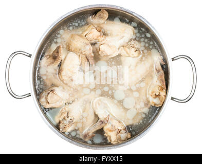 Casseruola con freddo bollito di ali di pollo congelati unto di brodo di pollo isolati su sfondo bianco Foto Stock