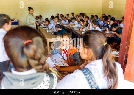 Asia. Il sud-est asiatico. Laos. Provincia di Luang Prabang. Una classe della scuola elementare in un villaggio rurale. Foto Stock