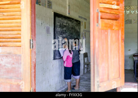 Asia. Il sud-est asiatico. Laos. Provincia di Luang Prabang. Una classe della scuola elementare in un villaggio rurale. Foto Stock