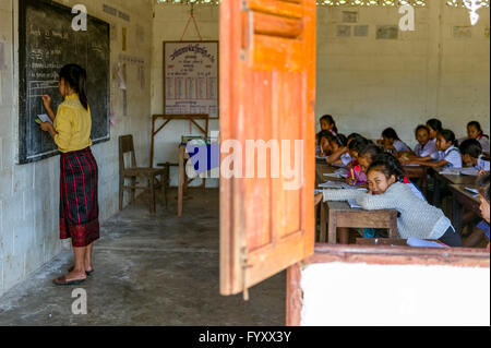 Asia. Il sud-est asiatico. Laos. Provincia di Luang Prabang. Una classe della scuola elementare in un villaggio rurale. Foto Stock