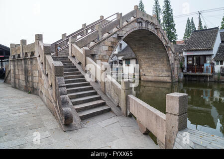 Ponte di Zhujiajiao Fengjing antica città d'acqua Foto Stock