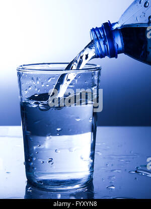 Versando acqua fresca in un bicchiere Foto Stock