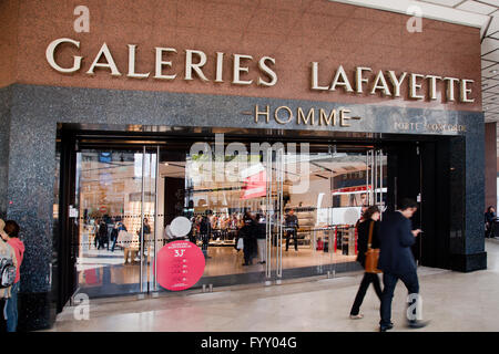 Ingresso a Lafayette shopping centre, Parigi Foto Stock