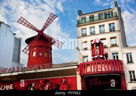 Moulin Rouge Cabaret. Parigi, Francia. Foto Stock