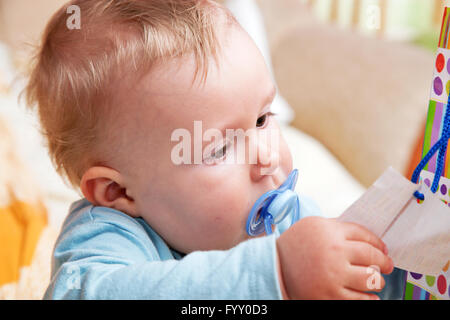 I giovani baby boy con un ciuccio in bocca Foto Stock