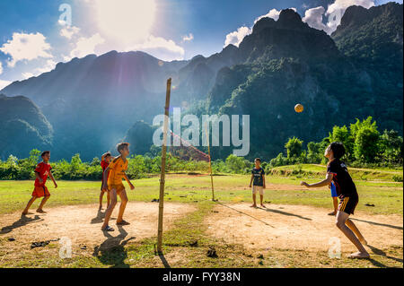 Asia. Il sud-est asiatico. Laos. Provincia di Vang Vieng. Borgo rurale. Ragazzi giocare Sepak Takraw. Foto Stock