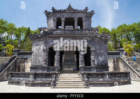 Santuario pavilion di Imperial Khai Dinh tomba in tinta, Vietnam Foto Stock