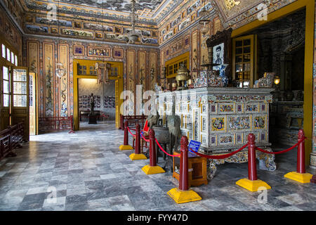 Padiglione principale in età imperiale di Khai Dinh tomba in tinta, Vietnam Foto Stock