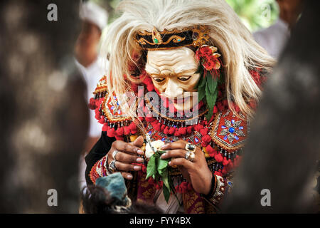 Uomo Balinese che indossa la maschera di Bali e di preparazione per Tari toping mask dance Foto Stock