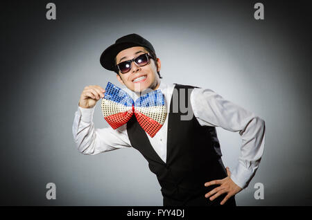 Funny Man con il gigante bow tie Foto Stock