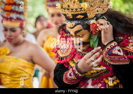 Per la preparazione di una maschera di Bali Dance Foto Stock