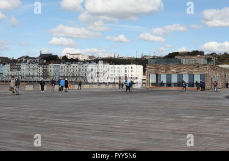 Persone che camminano su Hastings nuovo molo che si è aperto il 27-04-2016, Hastings. East Sussex, Regno Unito Foto Stock