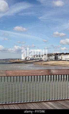 St Leonards on Sea e l'Art Deco Marine Court visto da Hastings pier, Hastings, East Sussex, Regno Unito Foto Stock