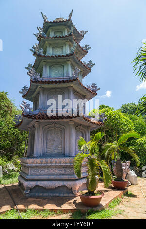 Tam Pagoda tailandese in montagne di marmo, Vietnam Foto Stock