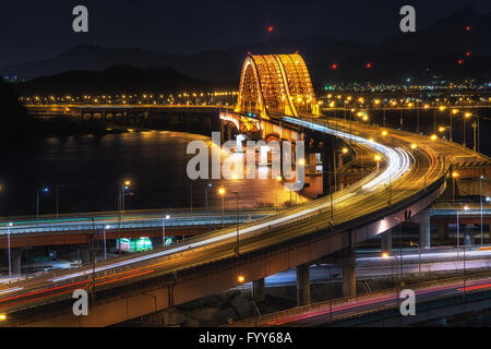 Ponte banghwa di notte oltre il fiume Han Foto Stock