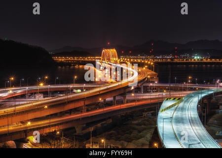 Ponte banghwa di notte oltre il fiume Han Foto Stock