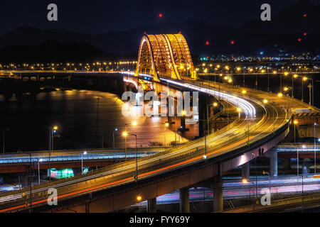 Ponte banghwa di notte oltre il fiume Han Foto Stock