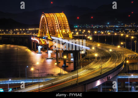 Ponte banghwa di notte oltre il fiume Han Foto Stock