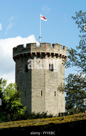 Bandiera di Saint George sul ragazzo torre, il Castello di Warwick, Warwickshire, Regno Unito Foto Stock