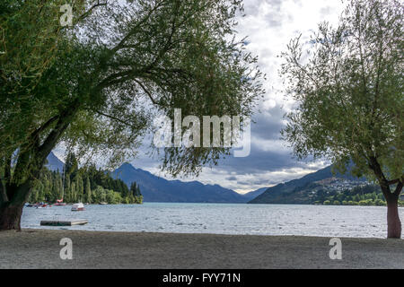 Il lago di Wakatipu vista in Queenstown Foto Stock