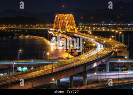 Ponte banghwa di notte oltre il fiume Han Foto Stock