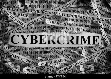 Pezzi di carta strappati con la parola la cibercriminalità. Concetto di immagine. Primo piano. Foto Stock