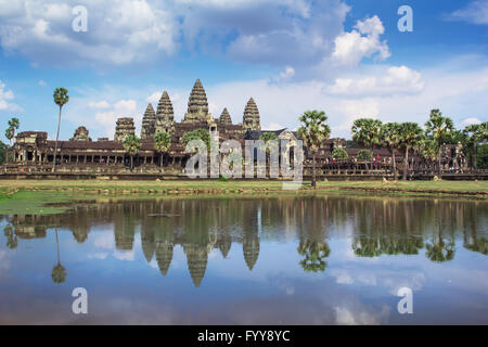 Angkor Wat giorno tempo di riflessione sul lago Foto Stock