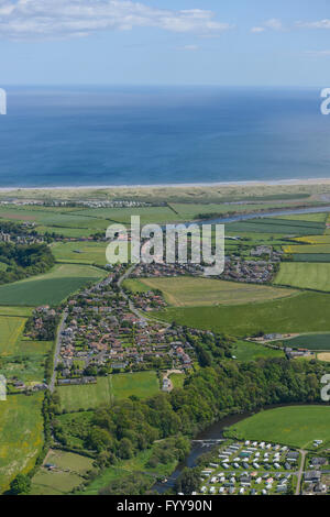 Una veduta aerea del Northumberland villaggio di Warkworth guardando verso il mare Foto Stock