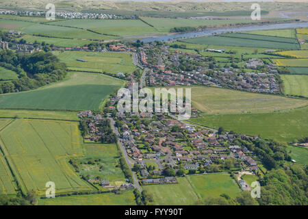 Una veduta aerea del Northumberland villaggio di Warkworth guardando verso il mare Foto Stock