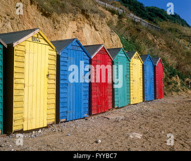 Multi-colore di cabine sulla spiaggia, nel Regno Unito, all'esterno. Foto Stock
