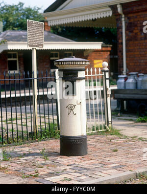 Postbox bianco, all'esterno. Foto Stock