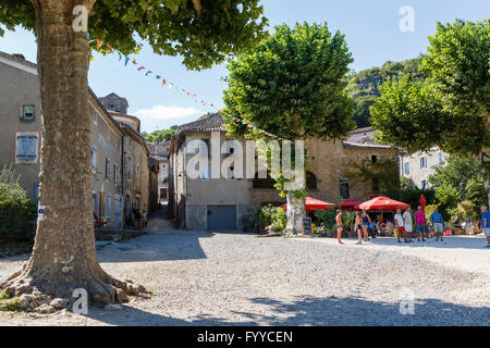 La piazza del villaggio in Labeaume, Ardèche, Francia Foto Stock