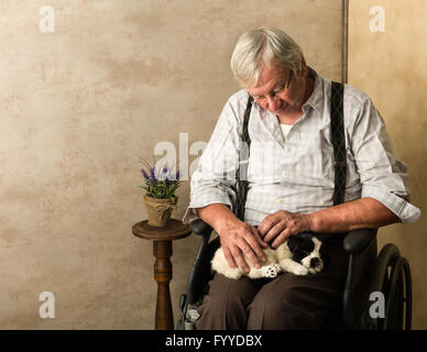 Il vecchio pensionato in casa di riposo a letto con il suo cane sul suo giro Foto Stock