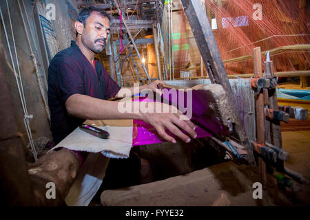 Abdul kuddus sawon (38 anni) un benarashi palli lavoratore © jahangir alam onuchcha/alamy Foto Stock