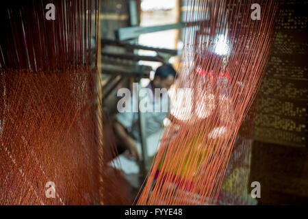 Jamdani saree lavoratore © jahangir alam onuchcha/alamy Foto Stock