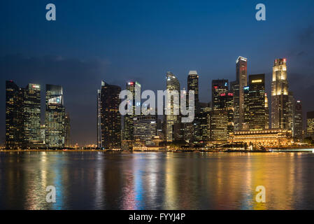 I grattacieli di Singapore il quartiere finanziario al Raffles Place affacciato sulla baia di Marina di sera Foto Stock