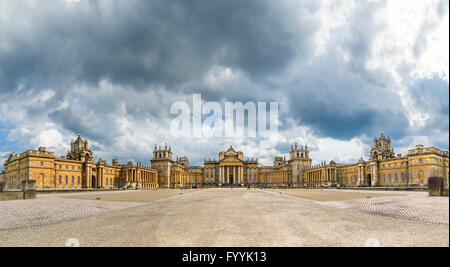 La grande corte e vista in elevazione frontale del Palazzo di Blenheim, Woodstock, Oxfordshire, Regno Unito Foto Stock