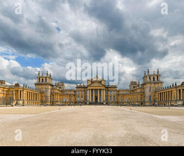 La grande corte e vista in elevazione frontale del Palazzo di Blenheim, Woodstock, Oxfordshire, Regno Unito Foto Stock