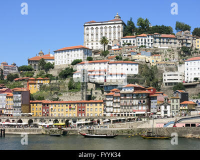 Ribeira District e la banchina lungo il fiume Douro, Porto, Portogallo Foto Stock