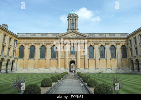 Queen's College di Oxford, Inghilterra, fondata nel 1341, ma completamente ricostruito in stile barocco nei primi 1700s. Foto Stock