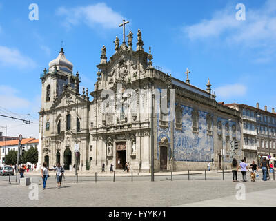 Due chiese in un edificio. Sulla destra è Igreja do Carmo e sulla sinistra Igreja dos Carmelitas a Porto, Portogallo Foto Stock
