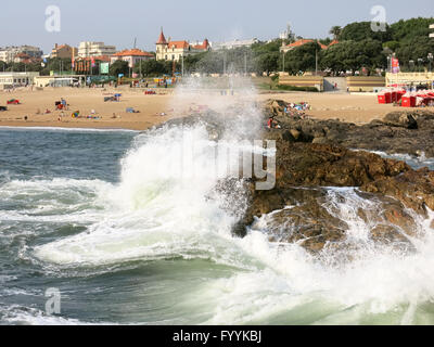 Spiaggia di Foz do Douro, costa dell'Oceano Atlantico nei pressi di Porto in Portogallo Foto Stock