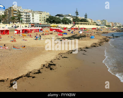 Per coloro che godono di sole sulla spiaggia di Foz do Douro, costa dell'Oceano Atlantico nei pressi di Porto in Portogallo Foto Stock