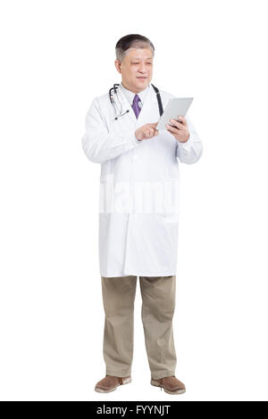 Il vecchio uomo asiatico medico in bianco con tavoletta digitale Foto Stock