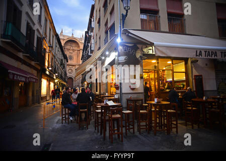 Tapas bar di notte a Granada, Spagna Foto Stock